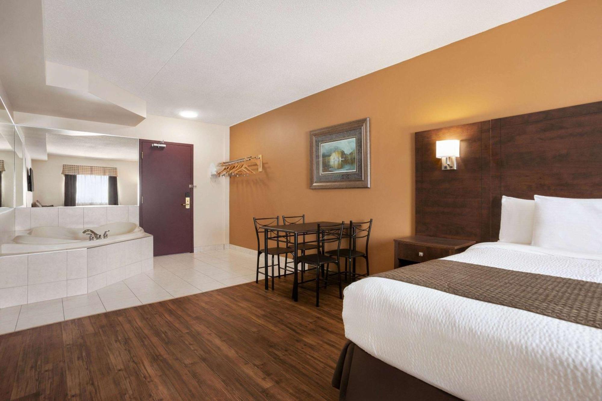Days Inn By Wyndham Leamington Bagian luar foto